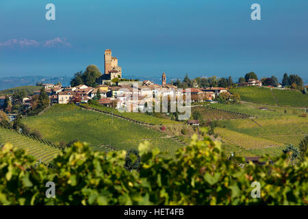 Morgendliche Aussicht über die Weinberge mit Stadt von Serralunga d ' Alba darüber hinaus, Piemont, Italien Stockfoto