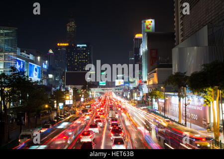 BANGKOK, THAILAND - 13. Oktober 2016: Blick auf den Siam Square Nachtverkehr mit Lichtspuren. Dieser Platz ist berühmte Einkaufsviertel in Bangkok Stockfoto