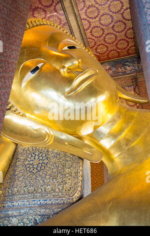 BANGKOK, THAILAND - 14. Oktober 2016: Nahaufnahme auf die Reclining Buddha-Statue innerhalb des Wat Pho buddhistischer Tempel Stockfoto