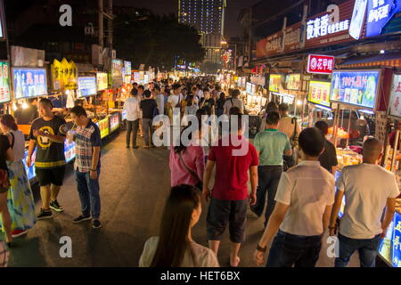 NANNING, CHINA - 20. SEPTEMBER: Blick auf den überfüllten Nacht Markt bekanntesten Lebensmittel-Straße in Kapital Stadt von Guangxi Provinz in China Stockfoto