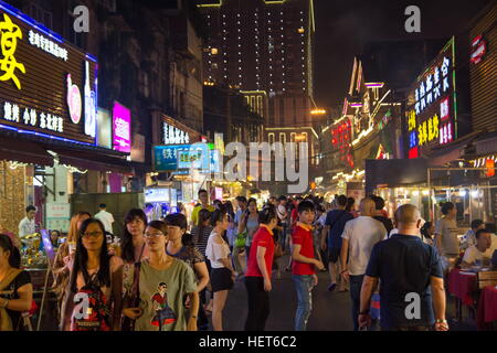 NANNING, CHINA - 20. SEPTEMBER: Blick auf den überfüllten Nacht Markt bekanntesten Lebensmittel-Straße in Kapital Stadt von Guangxi Provinz in China Stockfoto