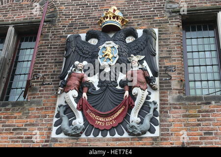 Wappen von Nijmegen (mit Ergänzungen) im 17. Jahrhundert Belvédère Wachturm, Nijmegen, Niederlande. Ehemalige Stadtmauer. Stockfoto