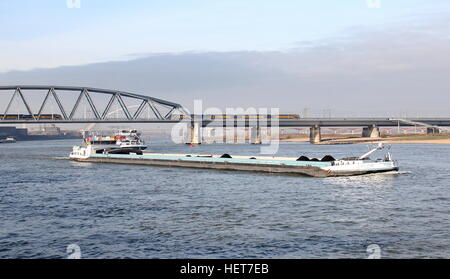 Züge, die vorbei über die Eisenbahnbrücke (Spoorbrug) überquert den Fluss Waal in Nijmegen, Gelderland, Niederlande. Stockfoto