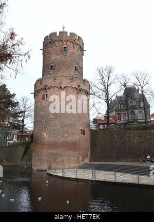 Kronenburgerpark im Zentrum von Nijmegen in den Niederlanden mit 30m hohen Kruittoren (1426), Teil der ehemaligen mittelalterlichen Stadt Burgwall Stockfoto