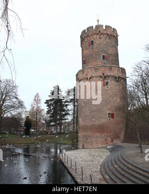 Kronenburgerpark im Zentrum von Nijmegen in den Niederlanden mit 30m hohen Kruittoren (1426), Teil der ehemaligen mittelalterlichen Stadt Burgwall Stockfoto