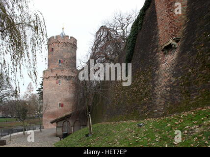 Mittelalterliche Stadtmauer & Wälle am Kronenburgerpark im Zentrum von Nijmegen in den Niederlanden. Im Hintergrund Kruittoren (1426) Stockfoto