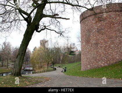 Mittelalterlichen Stadtmauer am Kronenburgerpark im Zentrum von Nijmegen in den Niederlanden. Im Hintergrund Kruittoren (1426) Stockfoto