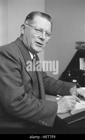 Erle Stanley Gardner, Mystery-Autor, Erforschung der Gefängnisausbruch von Willie Sutton bei Eastern State Penitentiary Stockfoto