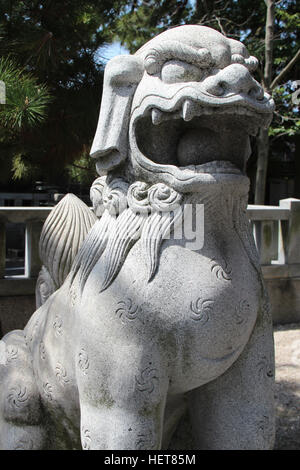 Eine Statue eines Löwen (?) in einem Shintoistische Tempel (Mefu-Schrein) in Matsue (Japan). Stockfoto