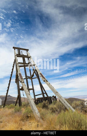 Alten Bergbau Schachtturm in der Wüste von Nevada unter blauem Himmel mit Wolken. Stockfoto
