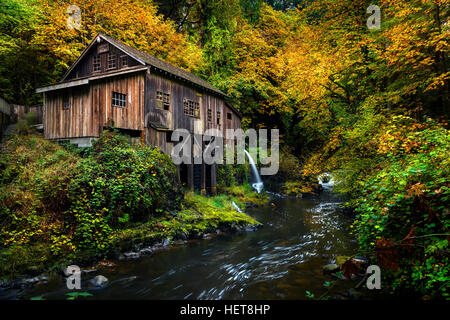 Cedar Creek Grist Mill mit Herbstfarben. Das Hotel liegt in Woodlands, Washington. Stockfoto