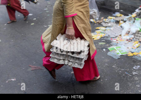 Kolkata, Indien. 22. Dezember 2016. Frauen nimmt Ei in die Bäckerei für Kuchen. Beschäftigt, um Bäcker backt hausgemachte Kuchen vor Weihnachtsfestival in Kalkutta. Christliche Volk bringen Kuchen Zutat Bäcker ihre Kuchen in Kalkutta zu machen. © Saikat Paul/Pacific Press/Alamy Live-Nachrichten Stockfoto