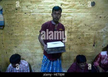 Kolkata, Indien. 22. Dezember 2016. Arbeit nimmt Kuchen, den Ofen zu backen. Beschäftigt, um Bäcker backt hausgemachte Kuchen vor Weihnachtsfestival in Kalkutta. Christliche Volk bringen Kuchen Zutat Bäcker ihre Kuchen in Kalkutta zu machen. © Saikat Paul/Pacific Press/Alamy Live-Nachrichten Stockfoto