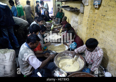 Kolkata, Indien. 22. Dezember 2016. Arbeiten beschäftigt mischen alle Zutaten vor dem Backen vor Weihnachtsfestival in Kalkutta. © Saikat Paul/Pacific Press/Alamy Live-Nachrichten Stockfoto