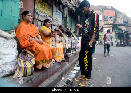 Kolkata, Indien. 22. Dezember 2016. Leute warten vor der Bäckerei an der Reihe. Beschäftigt, um Bäcker backt hausgemachte Kuchen vor Weihnachtsfestival in Kalkutta. Christliche Volk bringen Kuchen Zutat Bäcker ihre Kuchen in Kalkutta zu machen. © Saikat Paul/Pacific Press/Alamy Live-Nachrichten Stockfoto