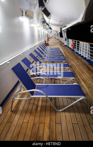 Leeren Liegestuhl Lounges auf Kreuzfahrtschiff in der Nacht Stockfoto