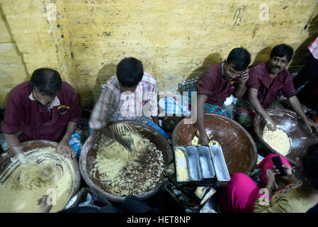 Kolkata, Indien. 22. Dezember 2016. Arbeit vermischt die Zutaten vor dem Backen vor Weihnachtsfestival in Kalkutta. © Saikat Paul/Pacific Press/Alamy Live-Nachrichten Stockfoto