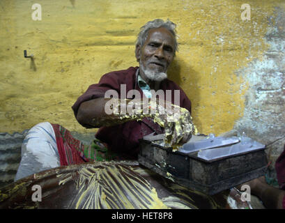 Kolkata, Indien. 22. Dezember 2016. Arbeit vermischt die Zutat vor dem Backen vor Weihnachtsfestival in Kalkutta. © Saikat Paul/Pacific Press/Alamy Live-Nachrichten Stockfoto