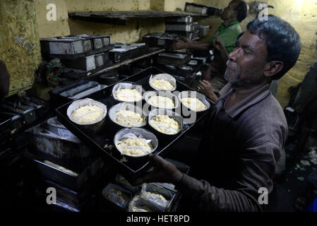 Kolkata, Indien. 22. Dezember 2016. Arbeit nimmt Kuchen, den Ofen vor Weihnachtsfestival in Kalkutta zu backen. © Saikat Paul/Pacific Press/Alamy Live-Nachrichten Stockfoto