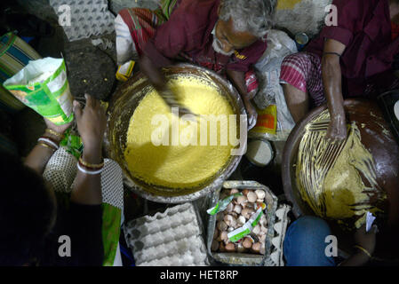 Kolkata, Indien. 22. Dezember 2016. Labor gemischt alle Ingrident vor dem Backen. Beschäftigt, um Bäcker backt hausgemachte Kuchen vor Weihnachtsfestival in Kalkutta. Christliche Volk bringen Kuchen Zutat Bäcker ihre Kuchen in Kalkutta zu machen. © Saikat Paul/Pacific Press/Alamy Live-Nachrichten Stockfoto