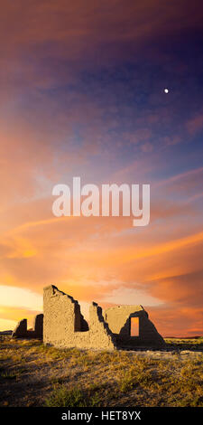 Fort Churchill, Nevada. Verlassene militärische Festung unter Sonnenuntergang Himmel mit Mond. Stockfoto