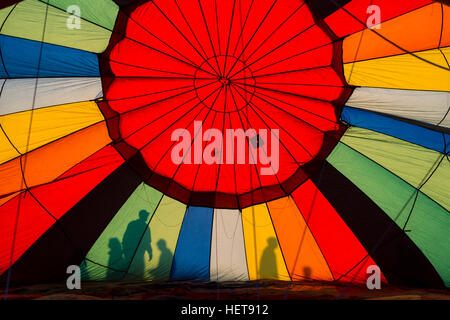 Im Heißluftballon mit Schatten von Menschen am Baldachin. Stockfoto