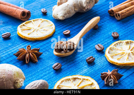 Gewürze auf blauen Holztisch Stockfoto