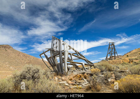 Alten Bergbau Schachtturm in der Wüste von Nevada unter blauem Himmel mit Wolken. Stockfoto