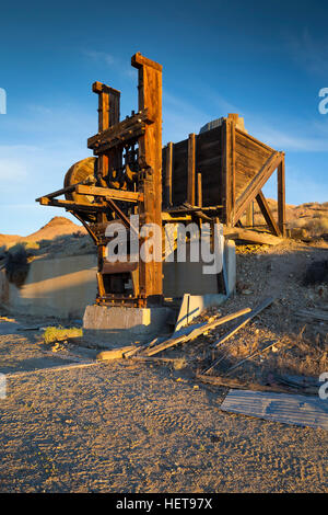 Alten Bergbau Pochwerk im frühen Morgenlicht mit blauem Himmel. Stockfoto