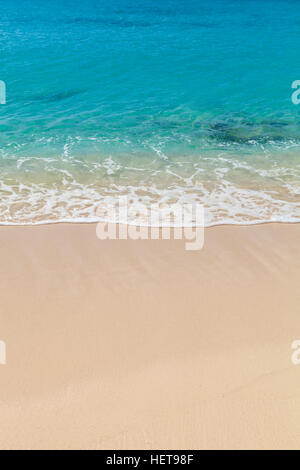 Tropischer Strand mit Sand und Aqua marine türkisfarbenem Wasser. Aufgenommen in die karibische Insel Grand Turk. Stockfoto