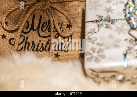 Frohe Weihnachten-Schild mit out of Focus vorhanden Stockfoto