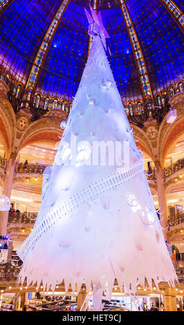 Paris, Frankreich-Dezember 20, 2016: Die Weihnachtsdekoration im Einkaufszentrum Galerie Lafayette befindet sich Boulevard Haussmann in Paris, Frankreich. Stockfoto