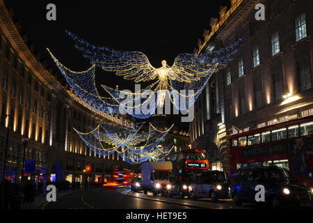 Weihnachtsbeleuchtung der Regent Street in London, Dezember 2016 Stockfoto