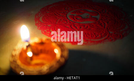 Zeichnung der Zinnoberrot mit zwei menschlichen Schritte gegen einen irdenen Lampe auf dem Festival von Deepawali - Diwali in Indien Stockfoto