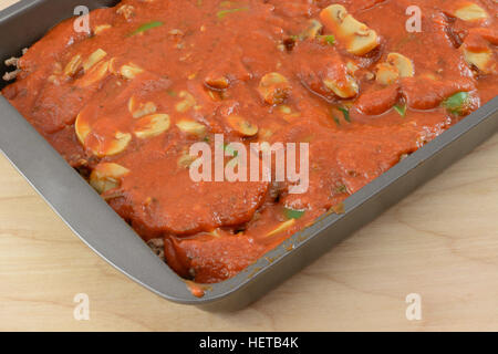 Nahaufnahme von Spaghetti-Auflauf-Vorbereitung in Backform Stockfoto