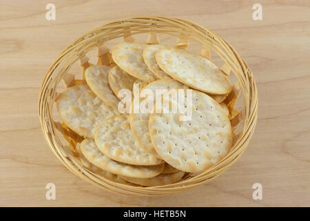 Tabelle Wasser Cracker in hölzernen Korb auf Holztisch Stockfoto