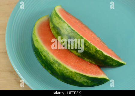 Nahaufnahme von zwei Scheiben kernlose Wassermelone auf blaue Platte Stockfoto
