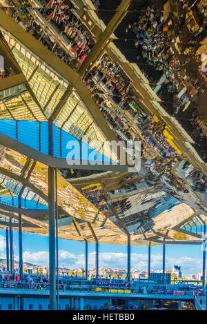 Innenraum des historischen Els Encants Flohmarkt in Barcelona, Spanien einen glänzenden verspiegelte Decke. Stockfoto