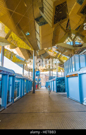 Innenraum des historischen Els Encants Flohmarkt in Barcelona, Spanien einen glänzenden verspiegelte Decke. Stockfoto