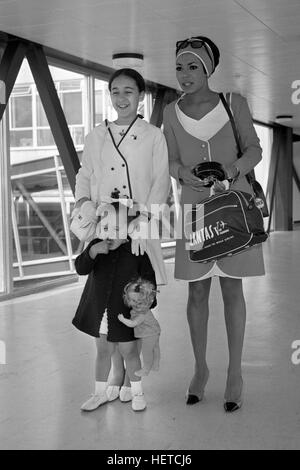 Datei Foto datiert 08.09.66 von Shirley Bassey mit ihren beiden Töchtern Sharon, 11 und Samantha, 3 am Flughafen London. Dame Shirley hat gesagt, dass ihre bekannte Stimme ihr in den Monaten nach dem Tod ihrer Tochter ist fehlgeschlagen. Stockfoto