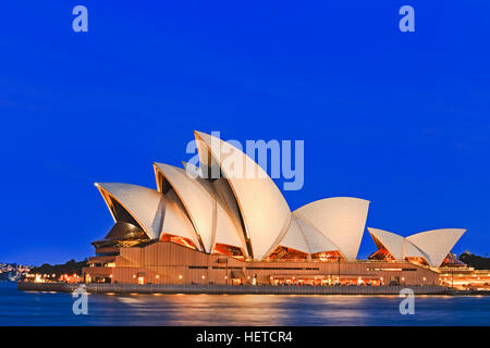 Sydney, Australien - 15. November 2016: ikonische Welten Gebäude - Sydney Opera House in voller Pracht bei Sonnenuntergang, hell erleuchtet. Stockfoto