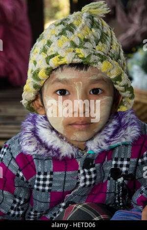 Asien, MYANMAR (BURMA), Sagaing Division, Kanee, lokalen Markt, Kind mit Sonnenschutz Gesicht Stockfoto