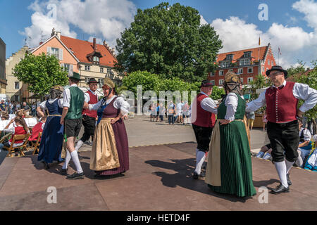 Volkstanzgruppe Tanz in traditionellen Kostümen, Lindau, Bodensee, Bayern, Deutschland, Europa Stockfoto