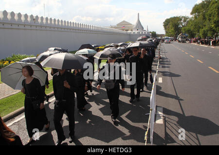 Thailand. 23. Dezember 2016. Thais halten Dach während der Eingabe der Grand Palace, um Respekt zu The Royal Urn Hall mit dem Leichnam von Thailands König Bhumibol Adulyadej in der Dusit Maha Prasat Thronsaal im Grand Palace zu zahlen. © Vichan Poti/Pacific Press/Alamy Live-Nachrichten Stockfoto