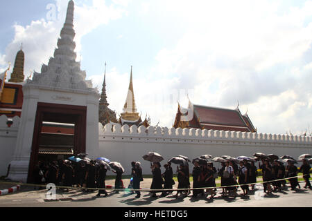 Thailand. 23. Dezember 2016. Thais halten Dach während der Eingabe der Grand Palace, um Respekt zu The Royal Urn Hall mit dem Leichnam von Thailands König Bhumibol Adulyadej in der Dusit Maha Prasat Thronsaal im Grand Palace zu zahlen. © Vichan Poti/Pacific Press/Alamy Live-Nachrichten Stockfoto