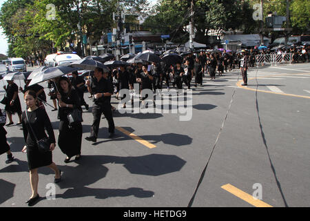 Thailand. 23. Dezember 2016. Thais halten Dach während der Eingabe der Grand Palace, um Respekt zu The Royal Urn Hall mit dem Leichnam von Thailands König Bhumibol Adulyadej in der Dusit Maha Prasat Thronsaal im Grand Palace zu zahlen. © Vichan Poti/Pacific Press/Alamy Live-Nachrichten Stockfoto