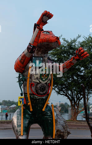 Metall Katze Statuen wie Transformers am Flussufer in Kuching Sarawak Malaysia Borneo Stockfoto