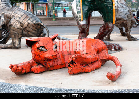 Metall Katze Statuen wie Transformers am Flussufer in Kuching Sarawak Malaysia Borneo Stockfoto