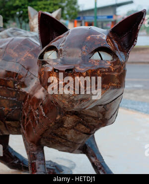 Metall Katze Statuen wie Transformers am Flussufer in Kuching Sarawak Malaysia Borneo Stockfoto