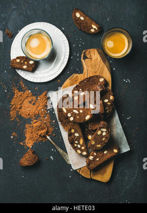 Dunkle Schokolade Biscotti mit Meersalz, Mandeln und espresso Stockfoto